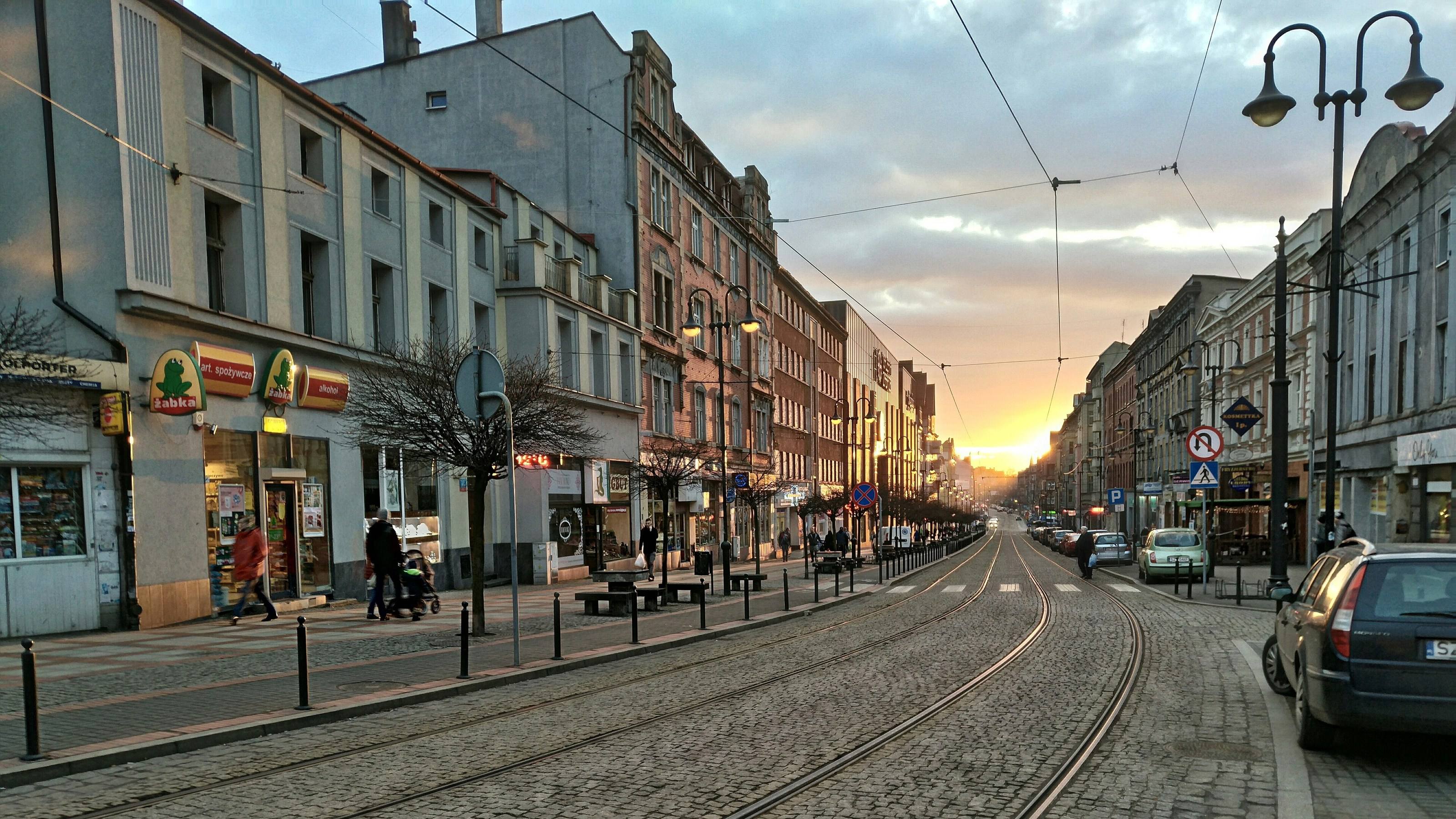 Kamienice przy ulicy Wolności w Zabrzu o zachodzie słońca